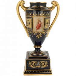 Een set van (2) Royal Vienna amfoorvazen met afbeeldingen.
