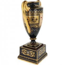 Een set van (2) Royal Vienna amfoorvazen met afbeeldingen.