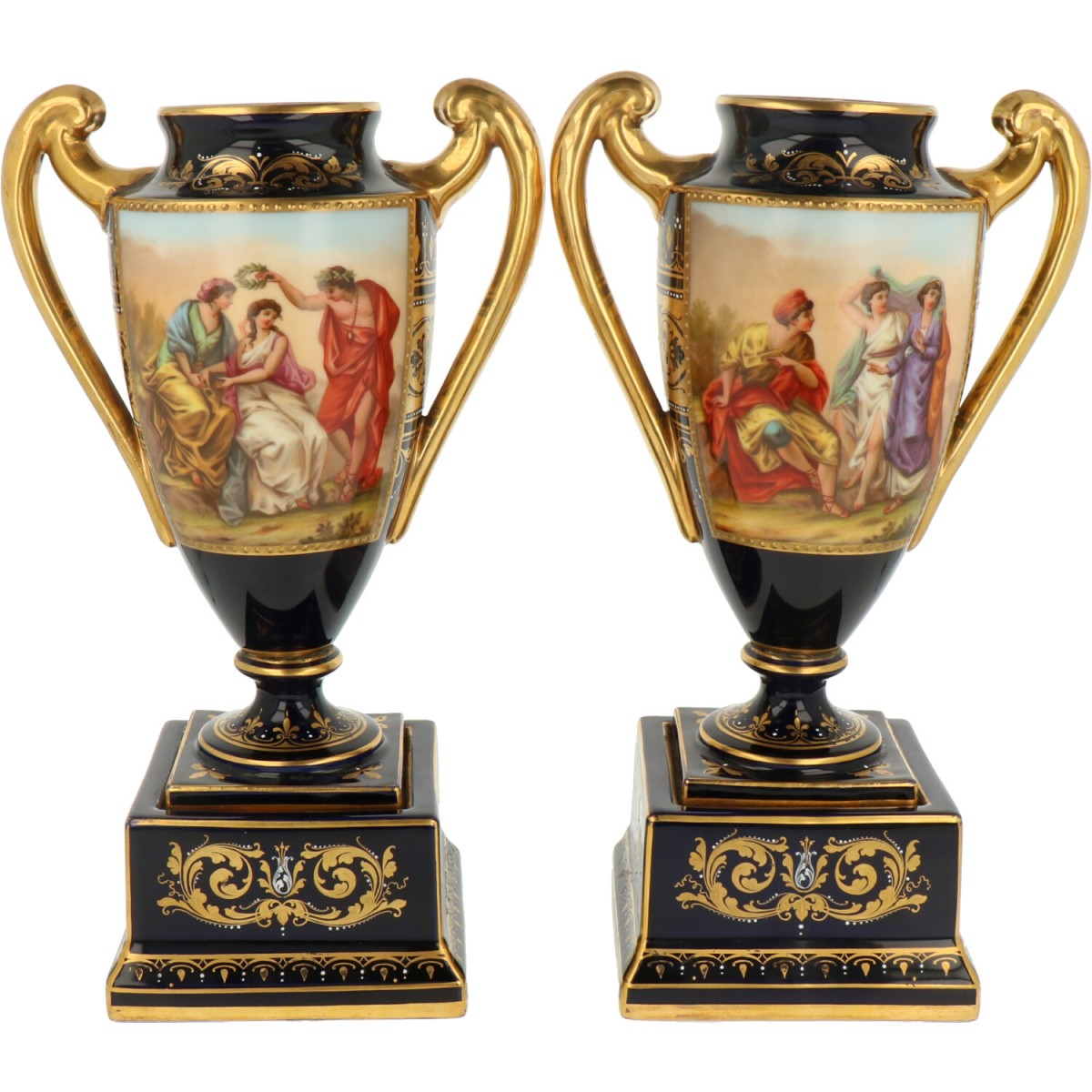 Een set van (2) Royal Vienna amfoorvazen met afbeeldingen.