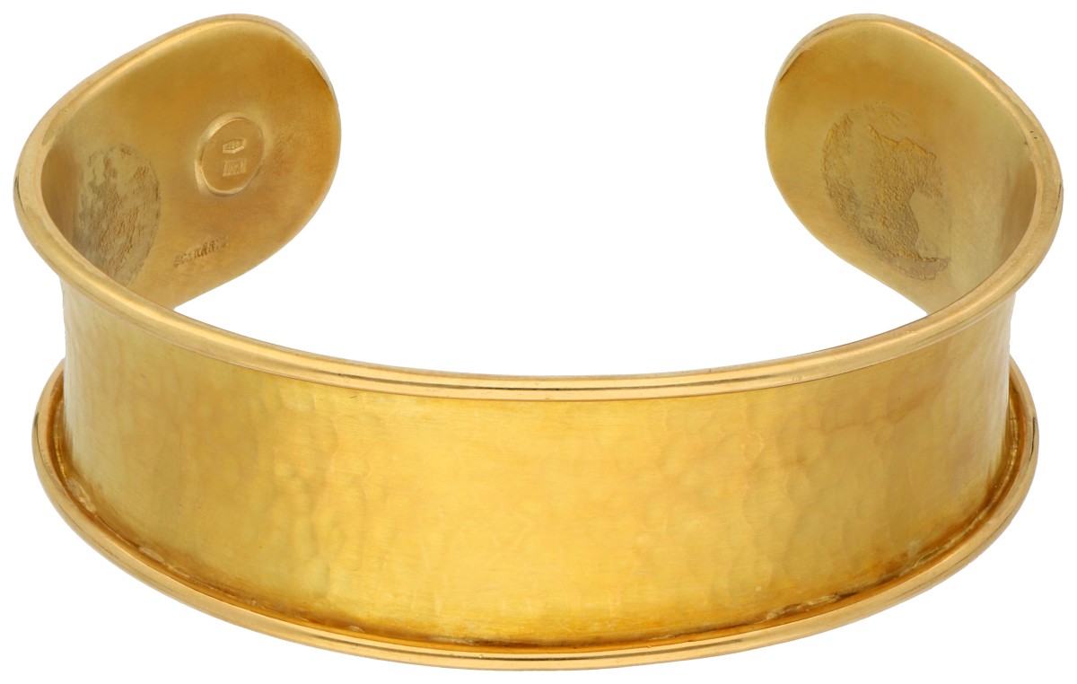 Moderne 18K geelgouden gehamerde bangle armband, gesigneerd Schwartz.