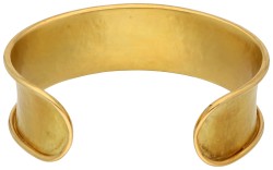 Moderne 18K geelgouden gehamerde bangle armband, gesigneerd Schwartz.