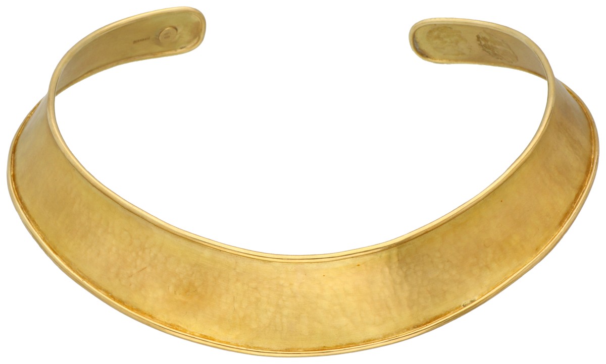 Modern 18K geelgouden gehamerde spang collier, gesigneerd Schwartz.