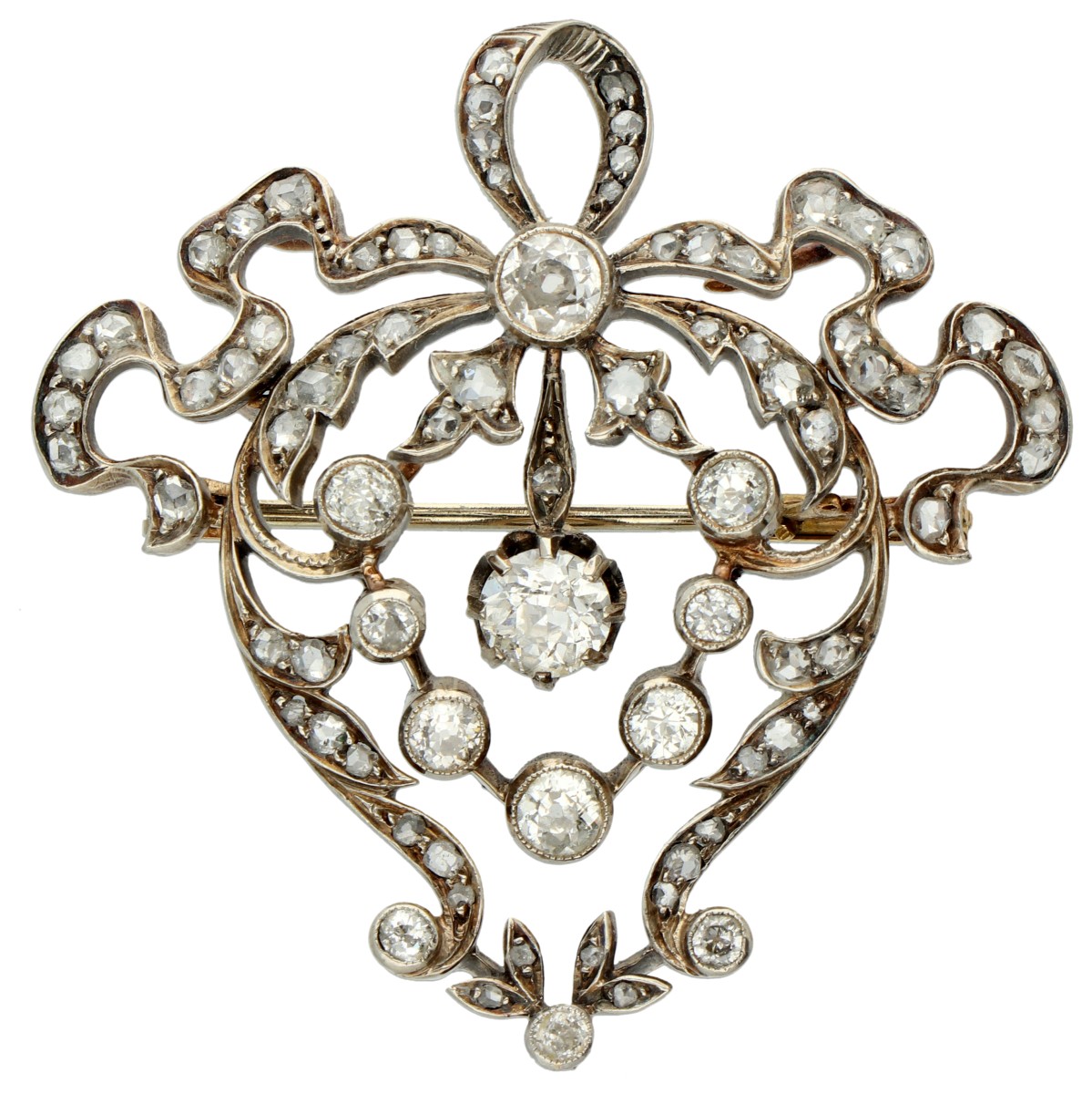 Gouden / zilveren antieke strikbroche bezet met ca. 1.21 ct. diamant