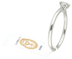  IGI gecertificeerde 18K witgouden solitaire ring bezet met ca. 0.30 ct. diamant.