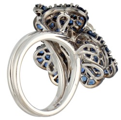 18K Witgouden design ring bezet met ca. 0.72 ct. saffier en diamant.