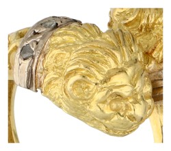 14K Geelgouden ring met dubbele Assyrische leeuwenkop bezet met diamant in witgoud.