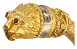 18K Geelgouden bangle armband met dubbele Assyrische leeuwenkop bezet met diamant.