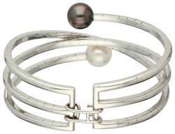 Stefan Hafner 18K witgouden crossover armband bezet met diamant, South Sea en Tahiti parel.