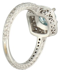 18K Witgouden shoulder ring bezet met ca. 0.97 ct. blauwe diamant en gegraveerde details.