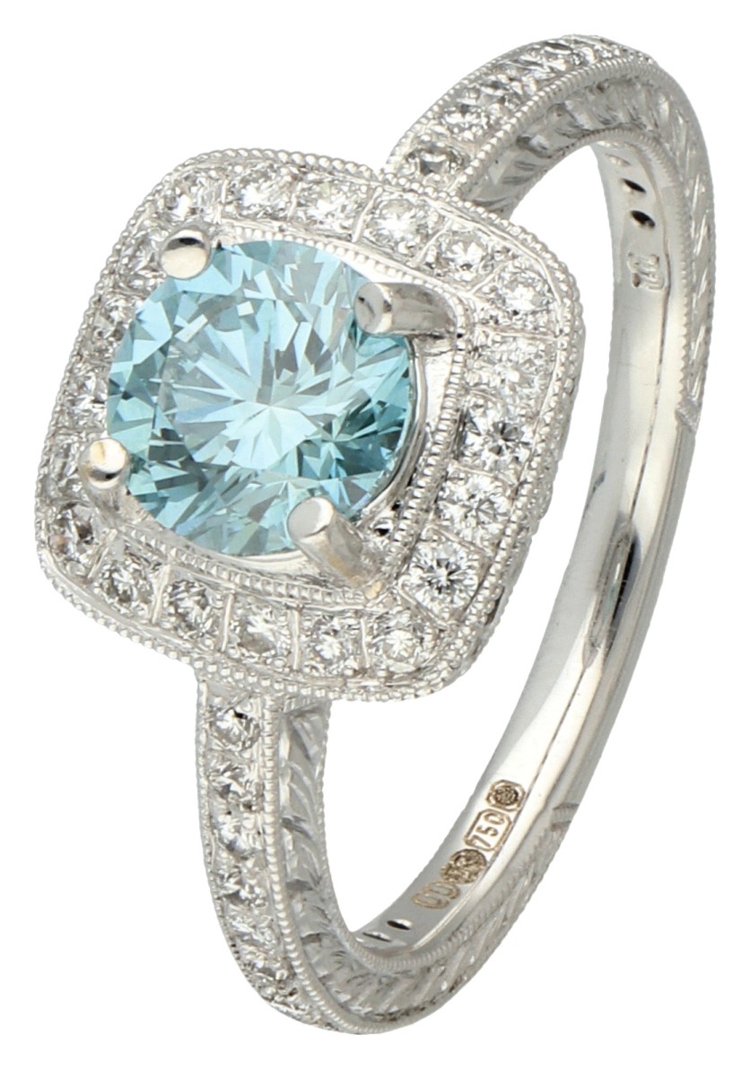 18K Witgouden shoulder ring bezet met ca. 0.97 ct. blauwe diamant en gegraveerde details.