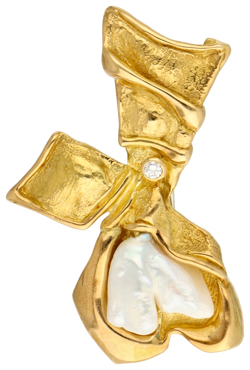 Helga Kordt 18K geelgouden broche bezet met ca. 0.08 ct. diamant en barok parel.