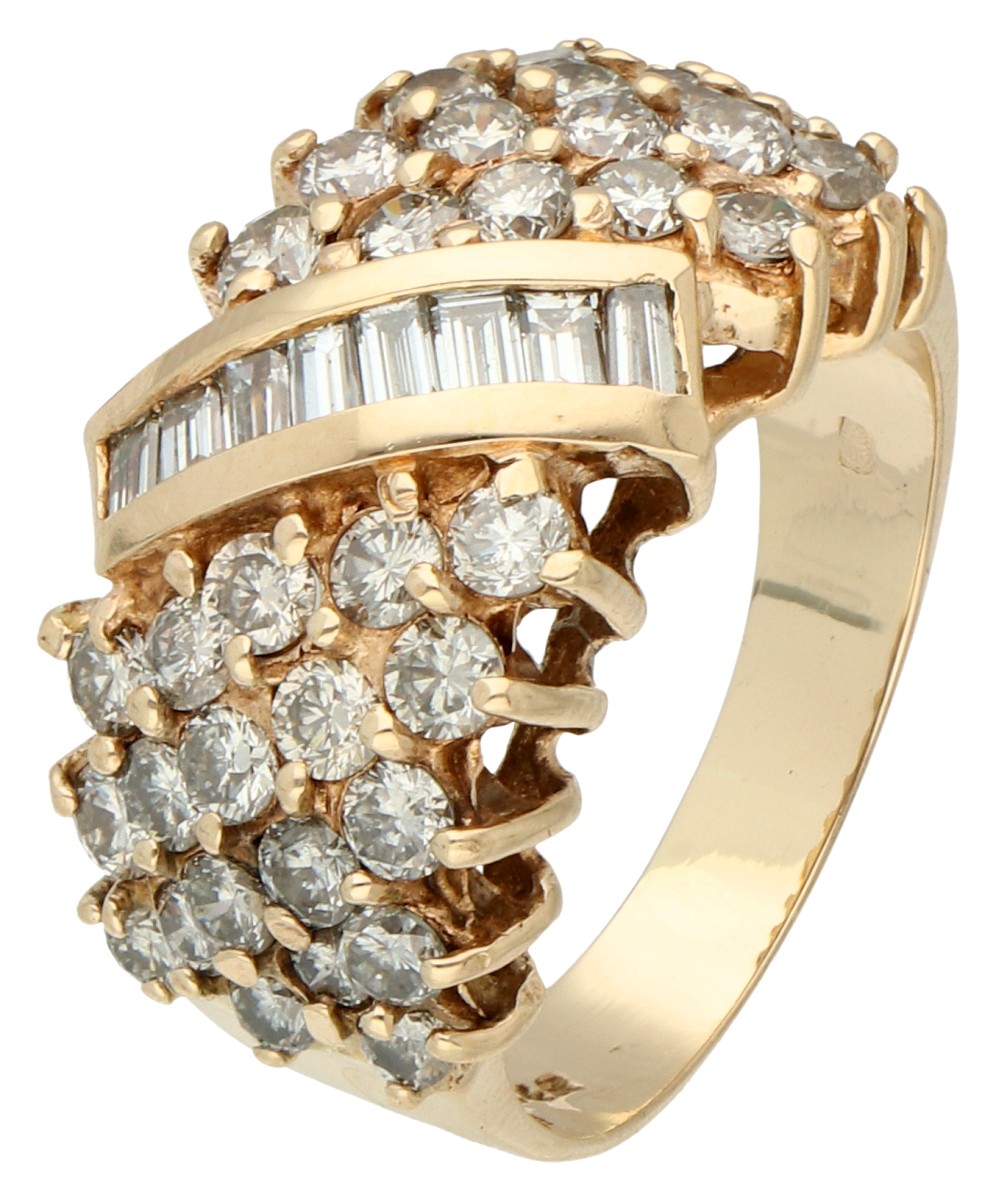 14K Geelgouden vintage ring bezet met ca. 1.66 ct. baguette en briljant geslepen diamanten.