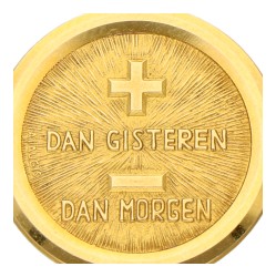 No Reserve - 18K Geelgouden 'meer dan gisteren, minder dan morgen' hanger van A. Augis.