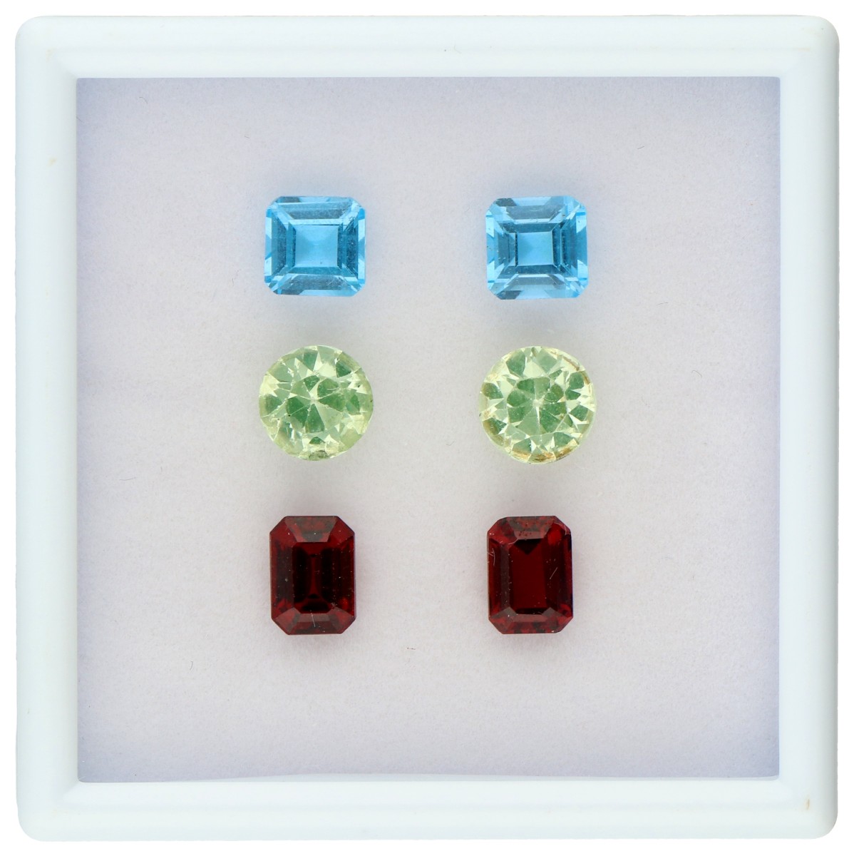 No Reserve - Lot van zes edelstenen bestaande uit sky blue topaas, synthetisch spinel en glasgranaat.