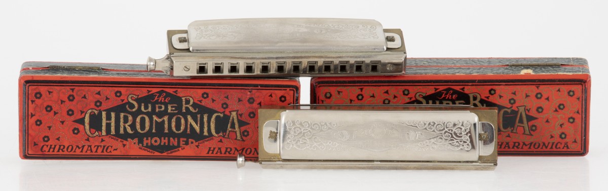 Een lot van (2) M. Hohner Super Chromatic Harmonica's.