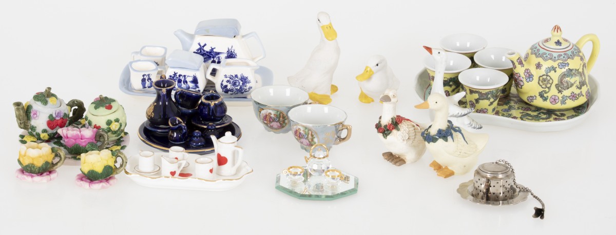 Lot met miniatuur en poppenhuis serviezen