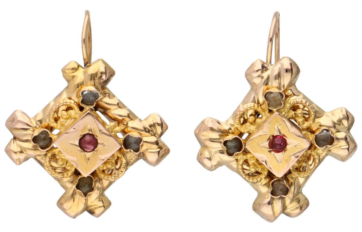 14 kt. Geelgouden antieke oorhangers bezet met strass-stenen.