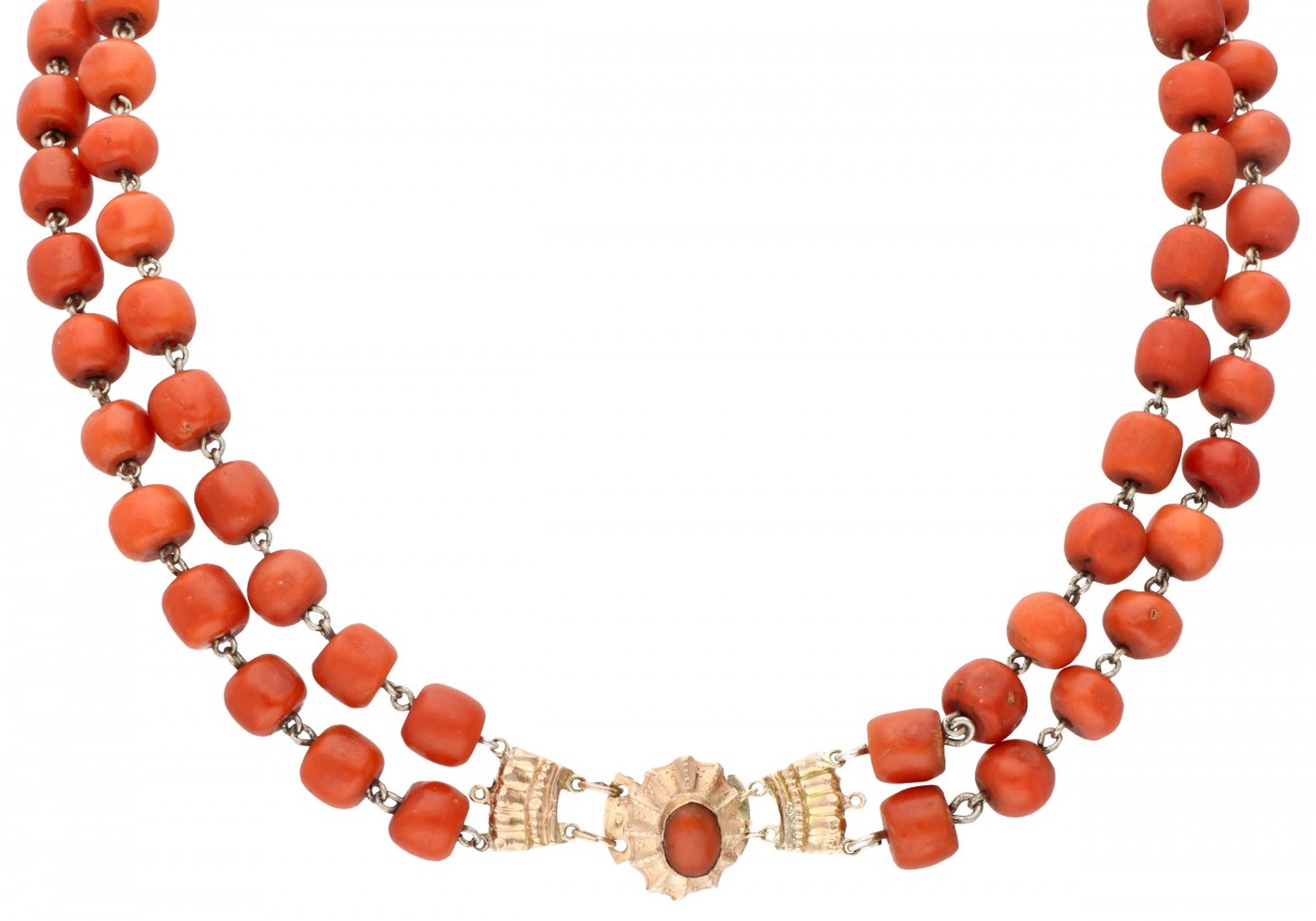 Tweerijig samengesteld bloedkoralen collier met een 14 kt. roségouden baksluiting.