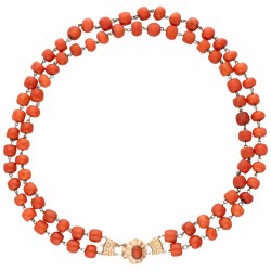 Tweerijig samengesteld bloedkoralen collier met een 14 kt. roségouden baksluiting.