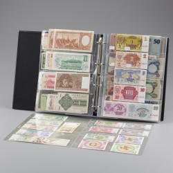 World. 300 Banknotes different countries and denominations. - Album - Very fine – UNC.