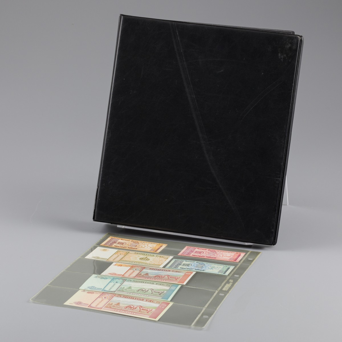 World. 95 Banknotes different countries and denominations. - Album - Very fine – UNC.