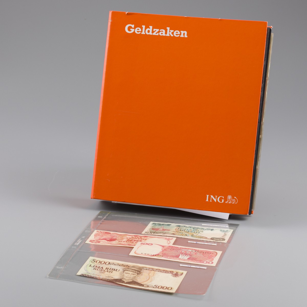 World. 130 Banknotes different countries and denominations. - Album - Very fine – UNC.