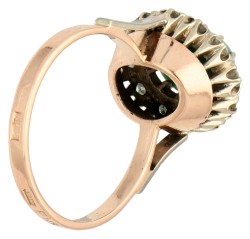 Russische 14K roségouden entourage ring bezet met ca. 0.48 ct. diamant en chalcedoon.