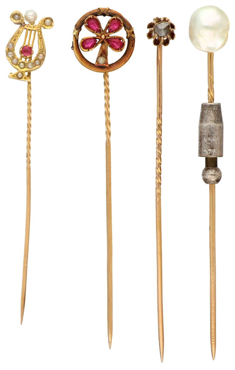 No Reserve - Lot van vier antieke 14K geelgouden revers spelden bezet met diverse edelstenen en een baroque parel.