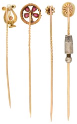 No Reserve - Lot van vier antieke 14K geelgouden revers spelden bezet met diverse edelstenen en een baroque parel.