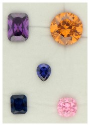 No Reserve - Lot synthetisch spinel en diverse glazen stenen.