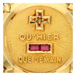 Alphonse Augis 18K geelgouden "plus qu’hier, moins que demain" hanger.