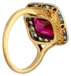 18K Geelgouden entourage ring bezet met synthetische robijn en diamant.