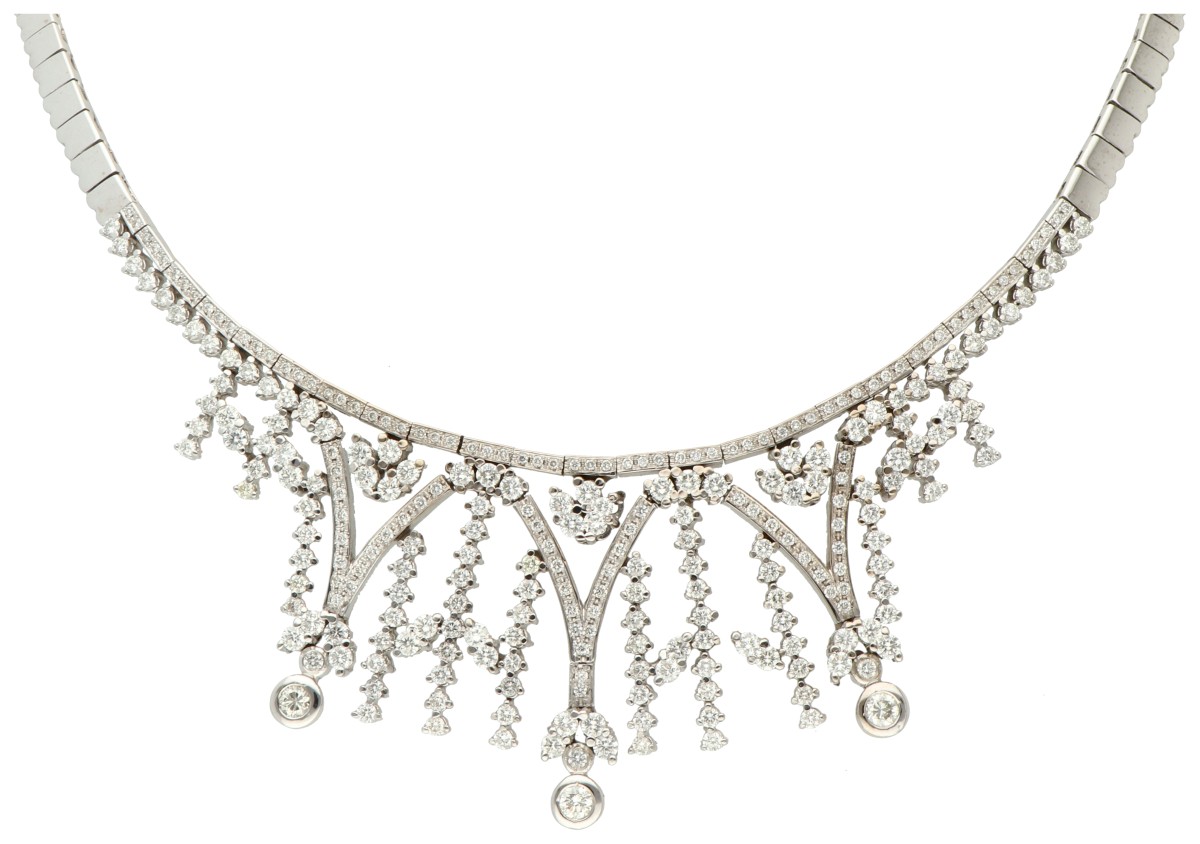 18K Witgouden cascade collier bezet met ca. 4.38 ct. diamant.