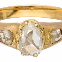 Geelgouden driesteens-ring bezet met roos geslepen diamanten - 18 kt.