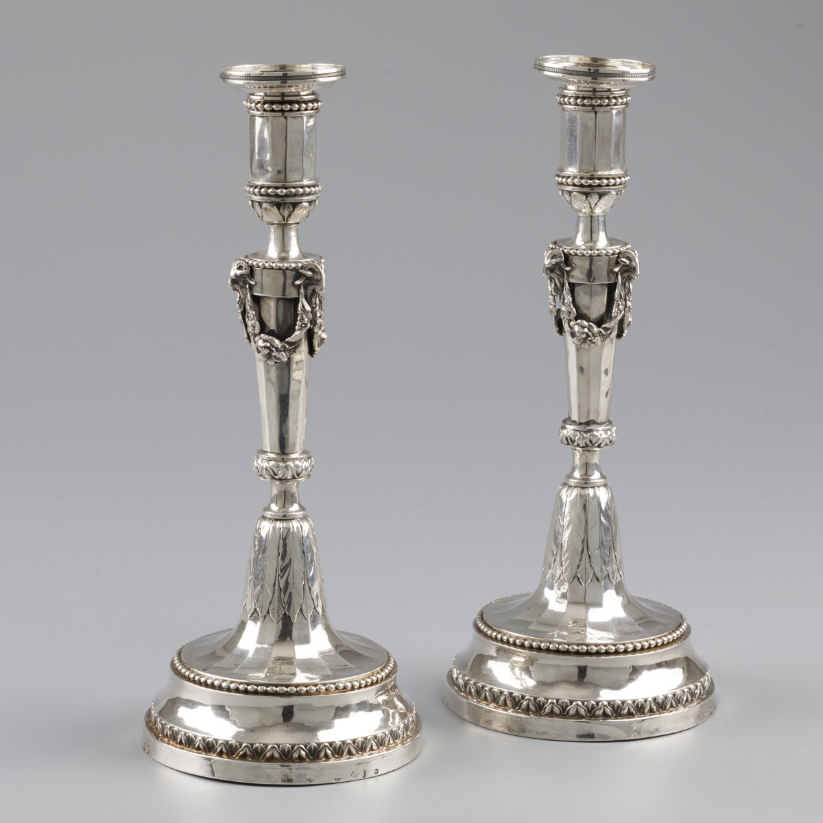 Neoclassicistische kandelaars (2), van Poucke, Brugge 1792, zilver.