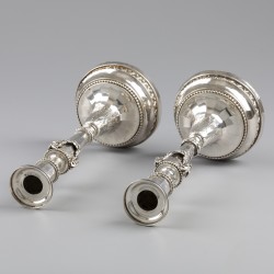 Neoclassicistische kandelaars (2), van Poucke, Brugge 1792, zilver.