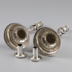 Neoclassicistische kandelaars (2), van Poucke, Brugge 1792, zilver.