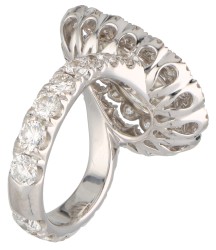 Crivelli 18K witgouden halo ring bezet met ca. 3.12 ct. peer geslepen diamant (IGI gecertificeerd) en ca. 2.45 ct. omringende diamanten.
