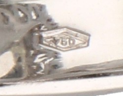 Crivelli 18K witgouden halo ring bezet met ca. 3.12 ct. peer geslepen diamant (IGI gecertificeerd) en ca. 2.45 ct. omringende diamanten.