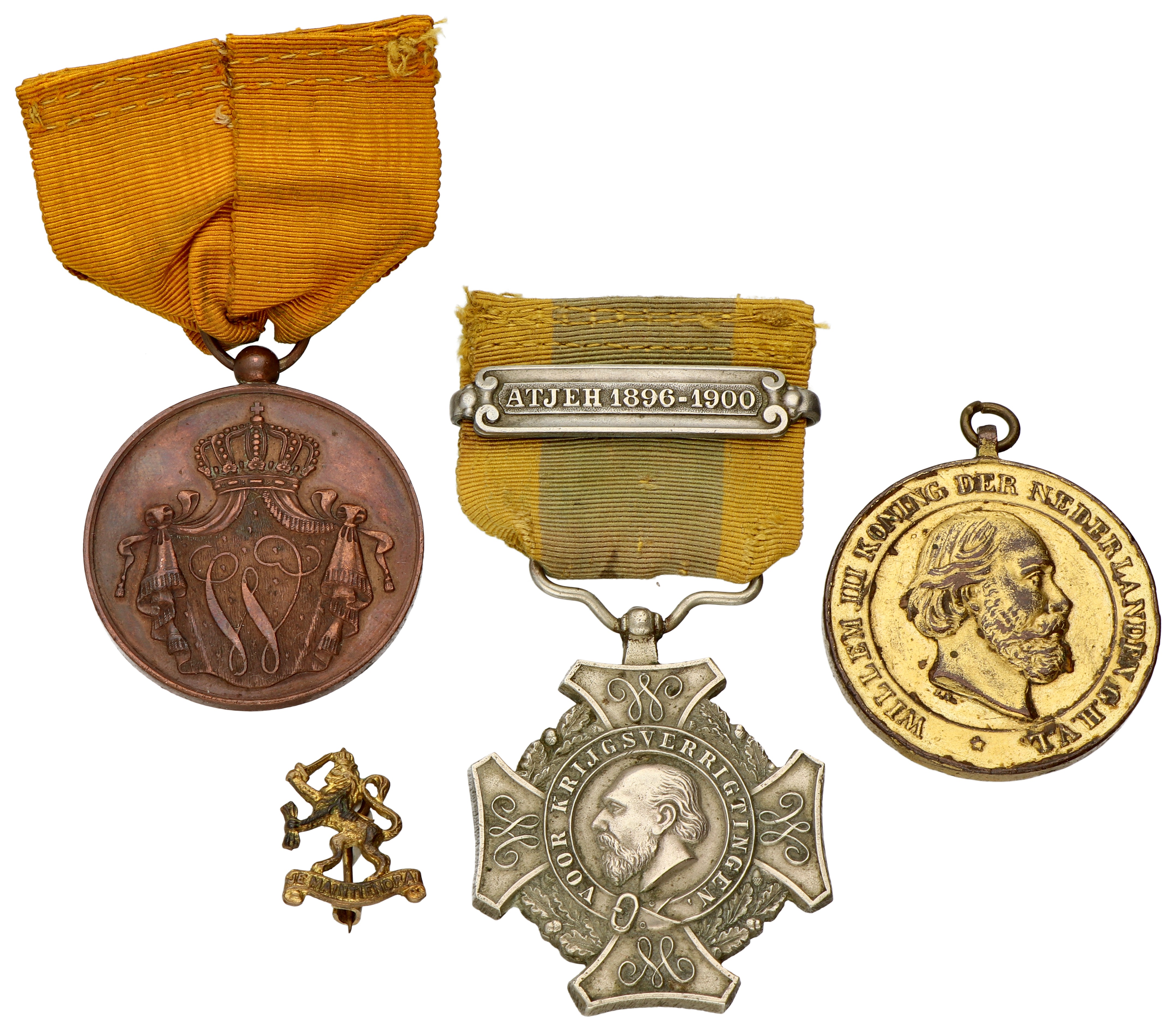 Goudwisselkantoor auction: Nederland. 19e eeuw. Medaille voor de Atjeh oorlog, 1873 - 1874, voor Trouwen dienst, Koninklijke marine, voor Krijgsverrichtingen - met 'Atjeh 1896-1900' clip. Incl. 'Je Maintiendrai' speldje.