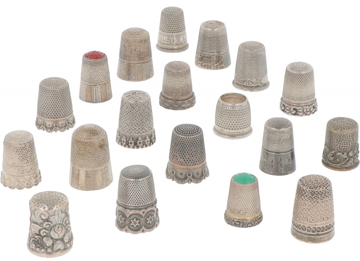 (19) Delig lot vingerhoedjes zilver.