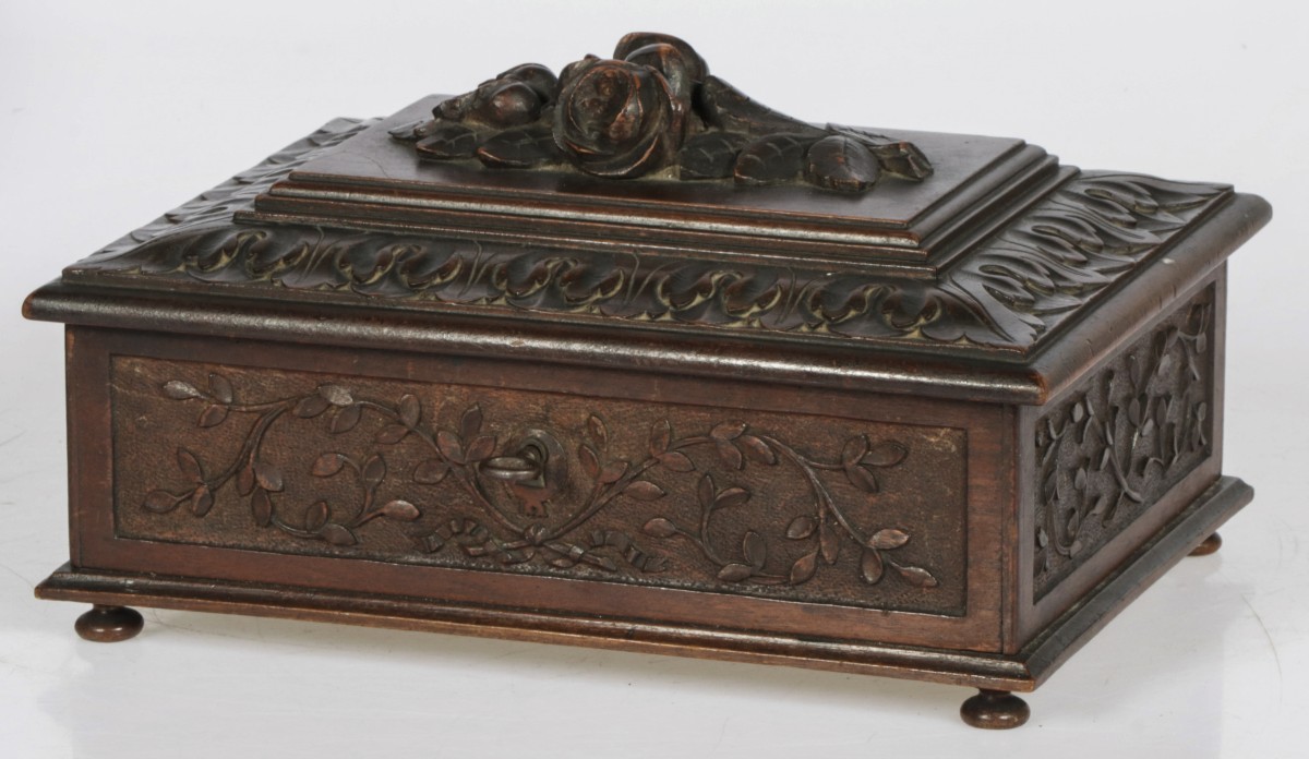 Een houten naaidoos met gestoken randdecoratie, circa 1900.