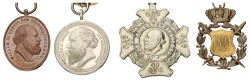 Nederland. 19e eeuw. Medaille voor 70ste verjaardag van Willem III, met origineel lint, voor ijver en trouw, ovaal, Prijspenning schermen en Voor Krijgsverrichtingen - Met clip 'Atjeh 1896-1900'.