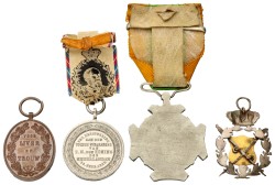 Nederland. 19e eeuw. Medaille voor 70ste verjaardag van Willem III, met origineel lint, voor ijver en trouw, ovaal, Prijspenning schermen en Voor Krijgsverrichtingen - Met clip 'Atjeh 1896-1900'.