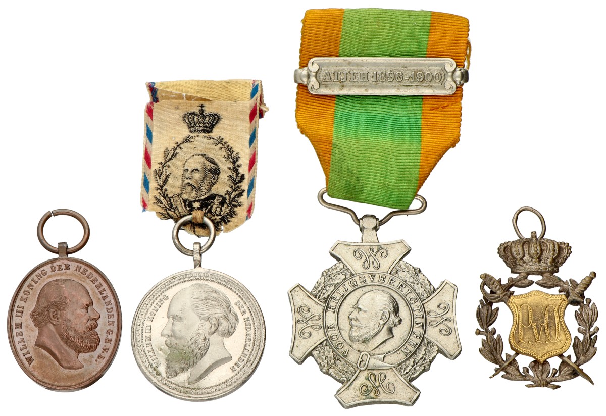 Nederland. 19e eeuw. Medaille voor 70ste verjaardag van Willem III, met origineel lint, voor ijver en trouw, ovaal, Prijspenning schermen en Voor Krijgsverrichtingen - Met clip 'Atjeh 1896-1900'.