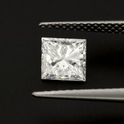 0.90ct. HRD-gecertificeerde natuurlijke diamant.