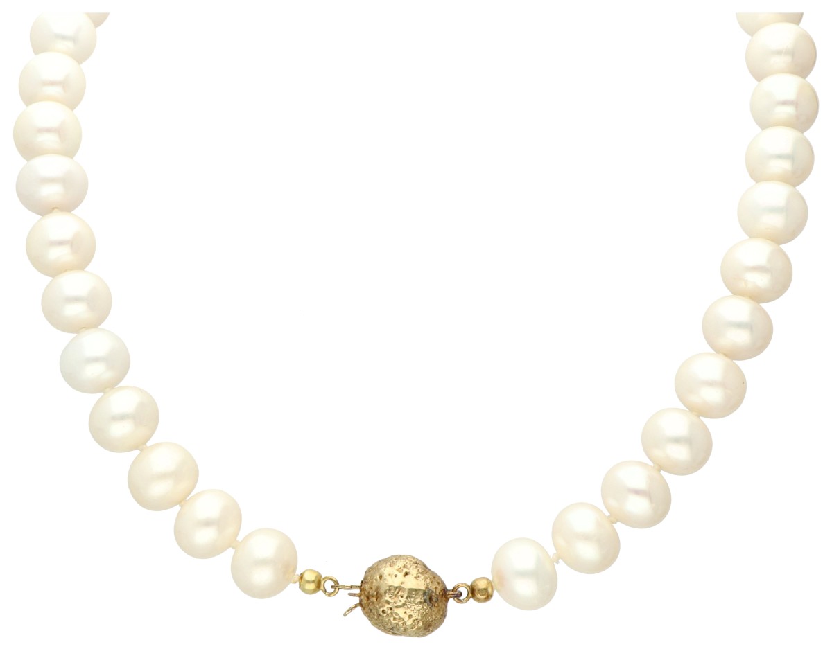 Cultivé parel collier met 14K geelgouden bolslot.