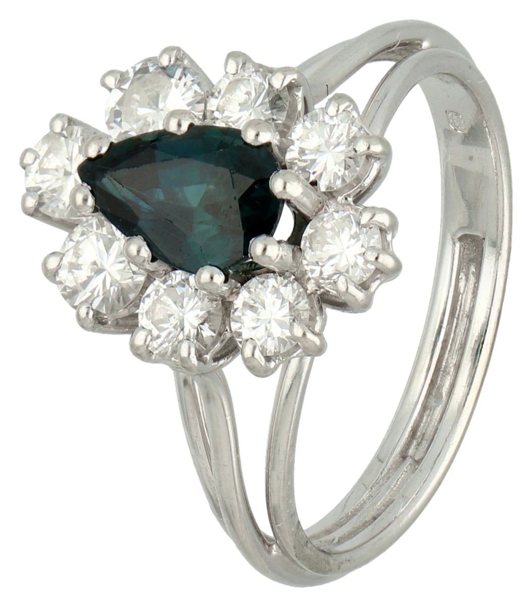 18K Witgouden entourage ring bezet met ca. 1.28 ct. diamant en synthetische saffier.