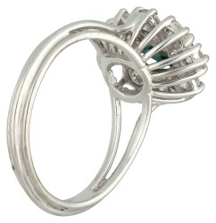 18K Witgouden entourage ring bezet met ca. 1.28 ct. diamant en synthetische saffier.