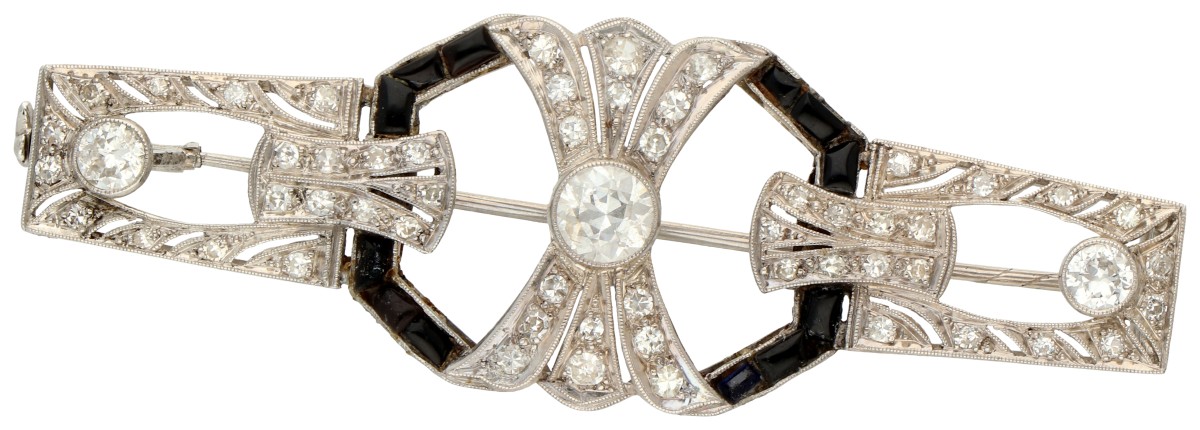 Platina geometrische opengewerkte Art Deco broche bezet met ca. 1.60 ct. diamant